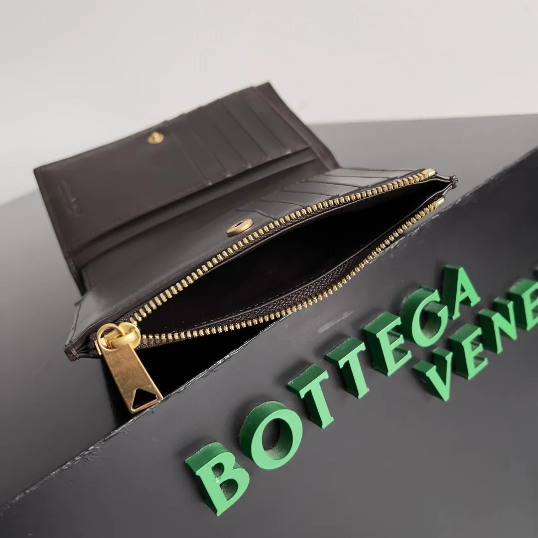 Batch 960 of BOTTEGA VENETA’s new woven small wallets are now shipping! ! ! 🥰🥰Made of carefully selected first-layer sheepskin fabric, this small luxury wallet has an elegant appearance and is also full of practicality. It can store change, driver's license and various cards at the same time. It is so small that it can be put in your pocket and carried with you. It is really convenient [Applause][Applause] Style No.: 667468 Size: 14.5*9.3*2cm